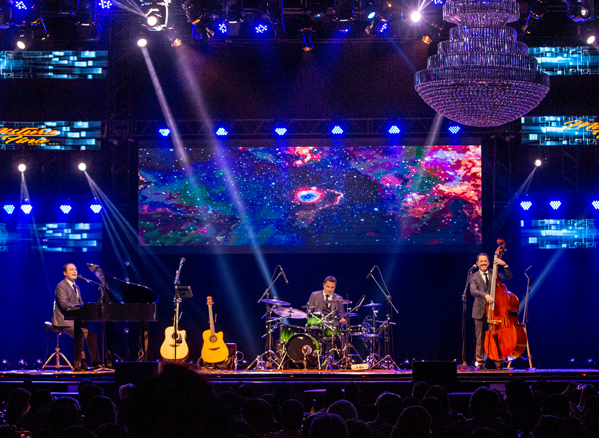 Imagem de um show do Mistura Fina Classic Trio