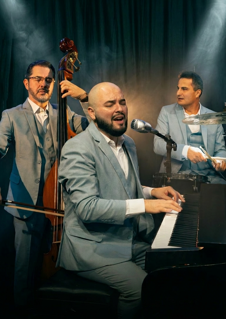 Imagem de um show do Mistura Fina Classic Trio
